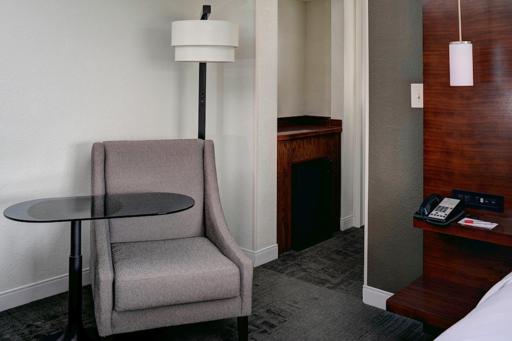 Marriott East Lansing at University Place - photo 10