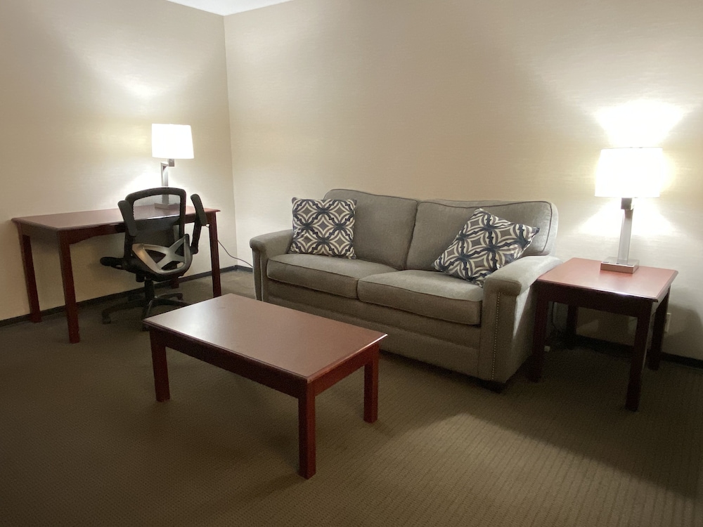 Clarion Inn & Suites Grand Rapids Airport - photo 24