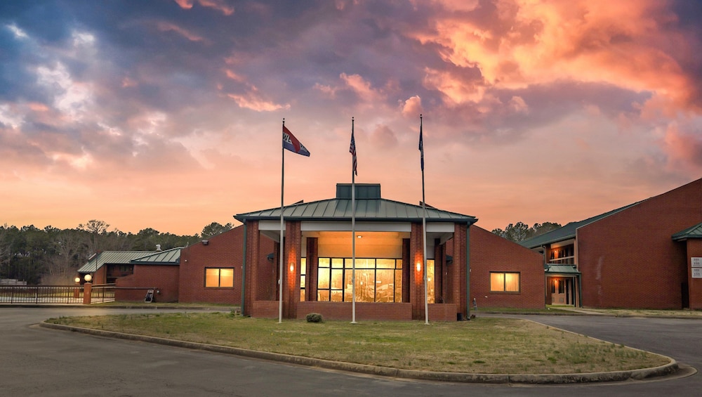 Studios and Suites 4 Less Emporia - featured photo