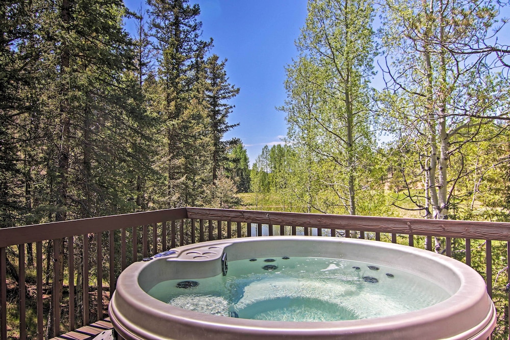 Florissant Hilltop Hideaway with Porch and Pond Access — hotel in Florissant