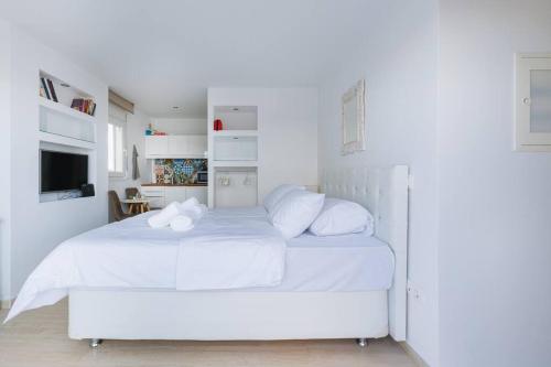 Amazing Rooftop Studio with Large Private Balcony — 4-Star Luxury Hotel in Athens, Greece