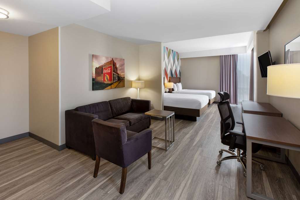 La Quinta Inn & Suites by Wyndham Tulsa Downtown Route 66 - photo 21