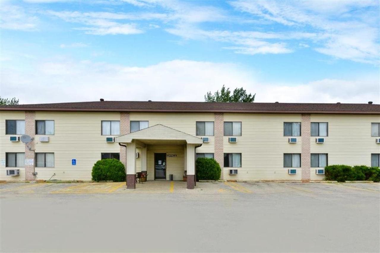 OYO Hotel Pipestone MN Canterbury Park - photo 2
