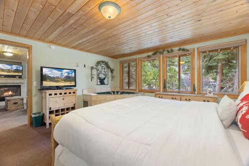 Creekside Suites 22 by Estes Park Condos — 4-Star Luxury Hotel in Estes Park, United States