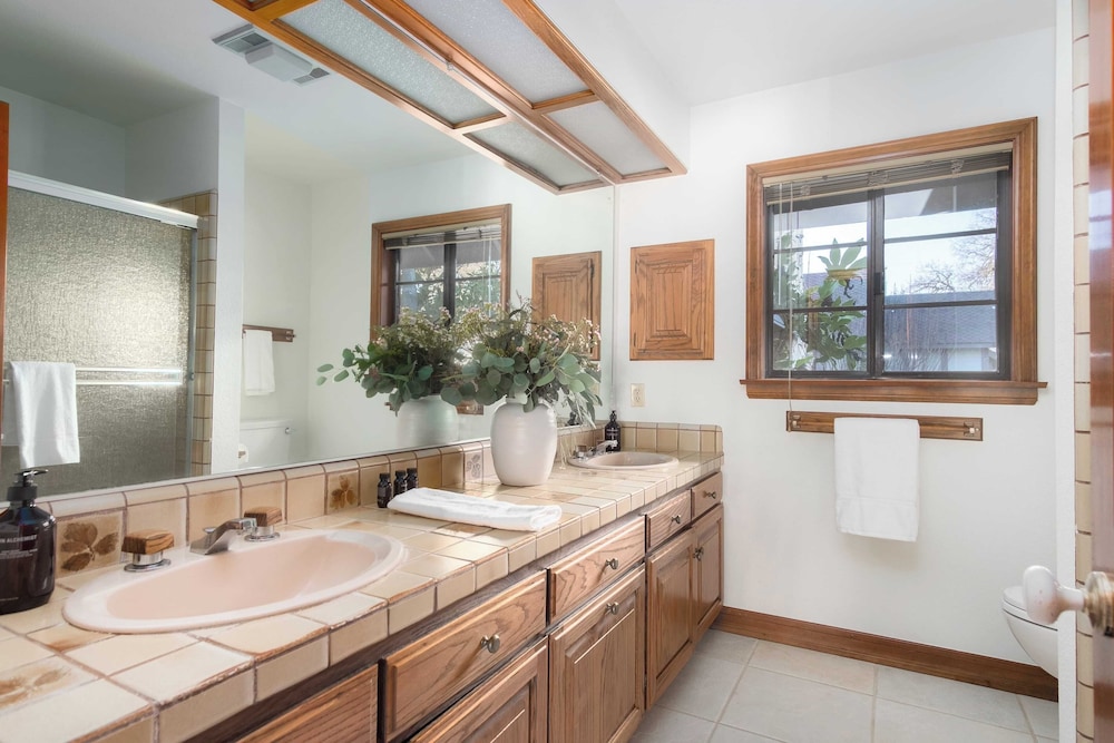 Cathedral by Avantstay Charming Secluded Estate w Sauna Pool Table & Views of the Rolling Hills - photo 35