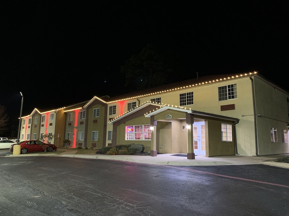 HomeTown Inn & Suites - photo 31