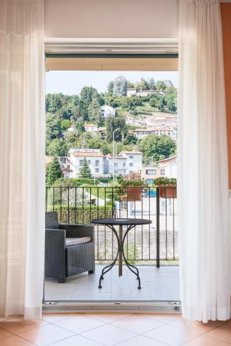 Una Finestra Sulle Montagne — 4-Star Luxury Hotel in Albavilla, Italy