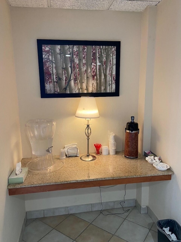 Red Roof Inn Sandusky Milan - photo 3