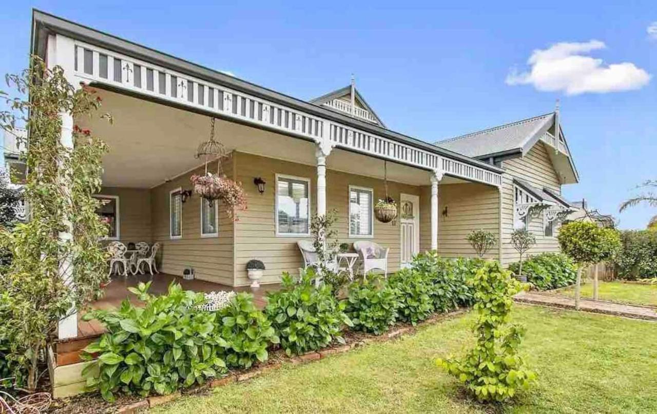 Charming Period Cottage with a Picturesque Garden — 4-Star Luxury Hotel in Cowes, Australia