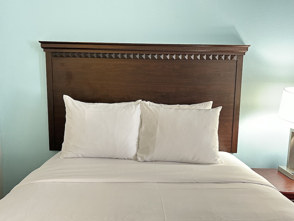 Clarion Inn & Suites Grand Rapids Airport - photo 37