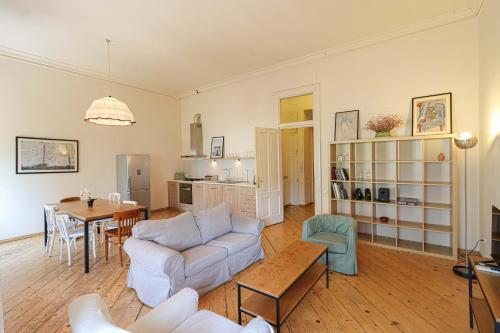 Bright 3BR Apartment in Old Tbilisi by Wehost