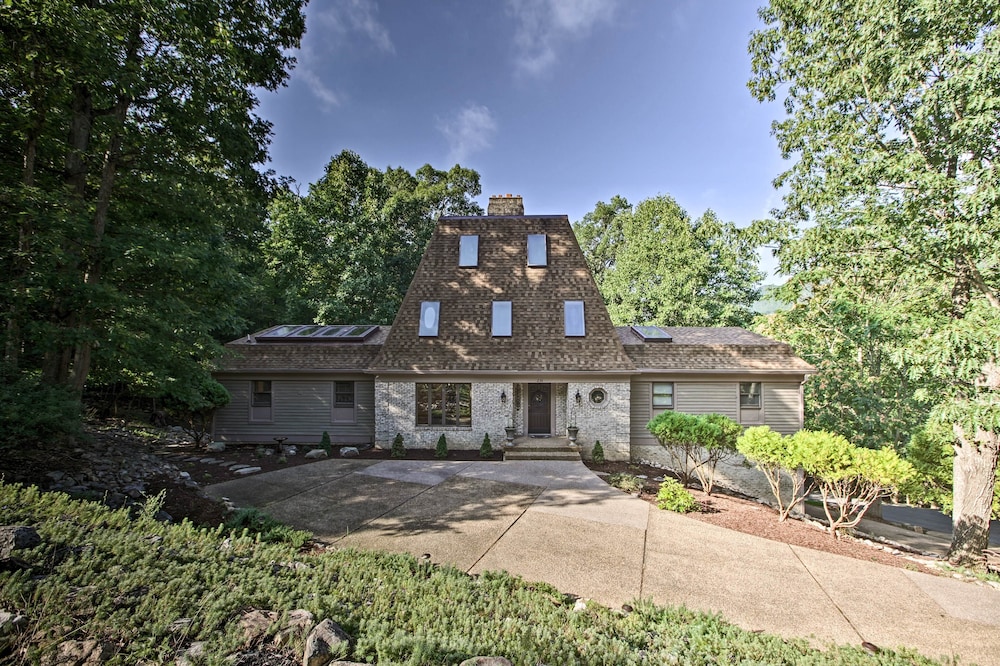 Spacious Mcgaheysville Family Retreat w Game Room — hotel in Massanutten