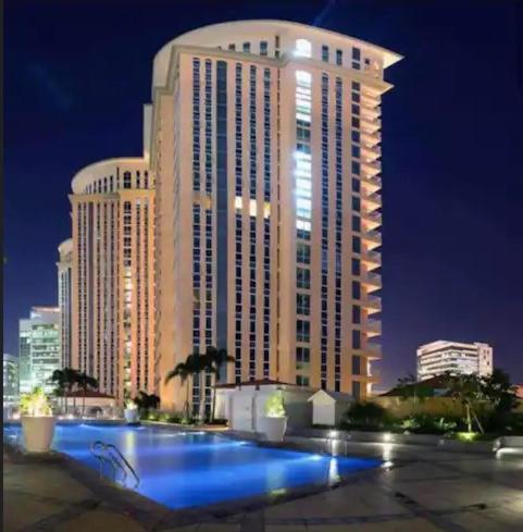 BGC Luxe McKinley Condo at Venice Residences Free Parking and WiFi — 4-Star Luxury Hotel in Manila, Philippines