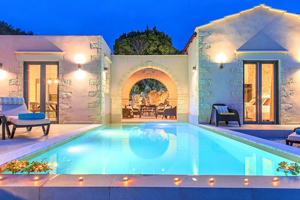 Villa Vardis Heated Pool — 4-Star Luxury Hotel in Vryses, Greece