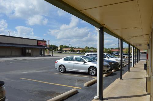 Delux Inn Tulsa - photo 10