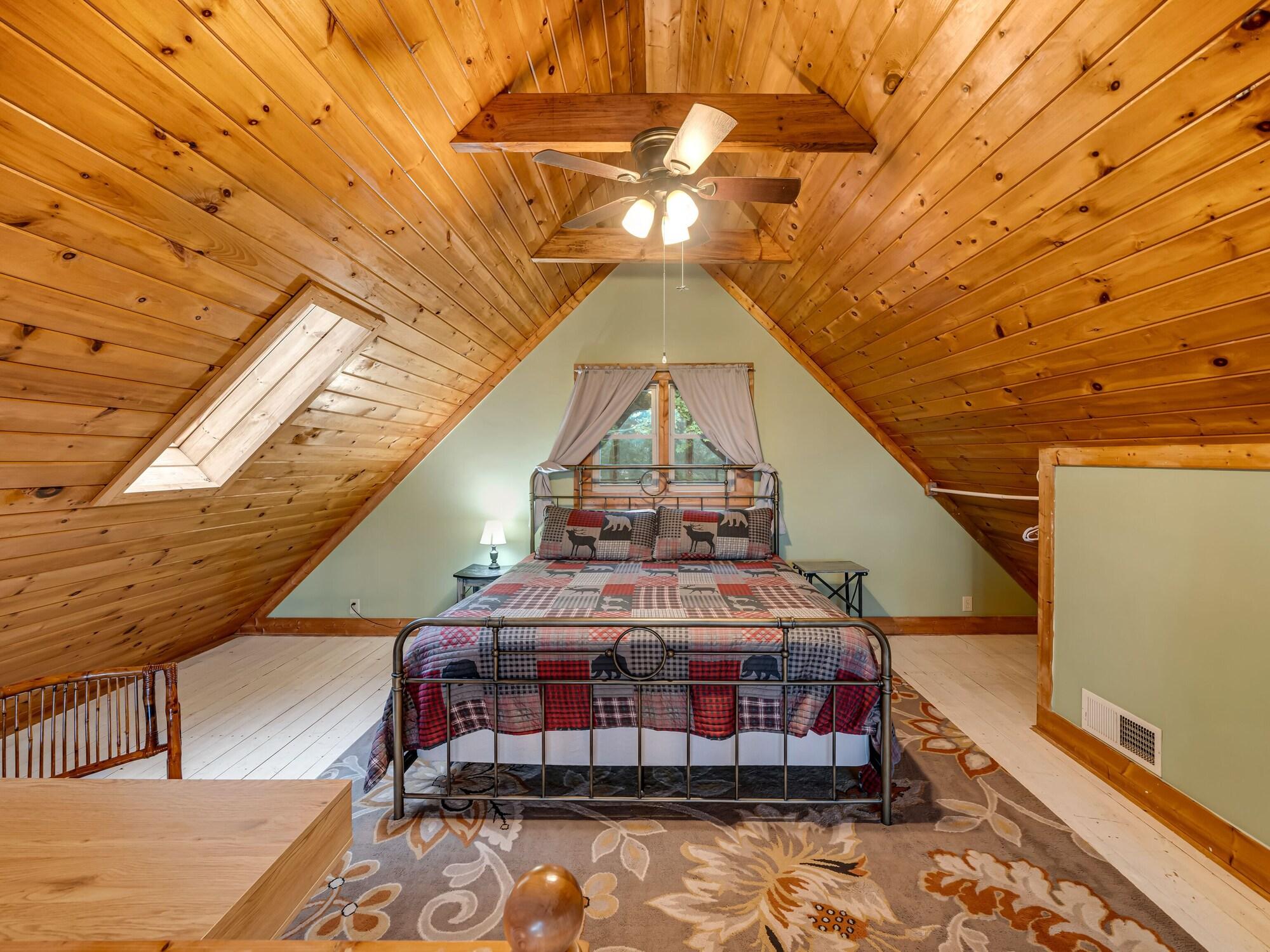 1 bedroom with a loft and hot tub cabin 45 minutes to Asheville — 4-Star Luxury Hotel in Marion, United States