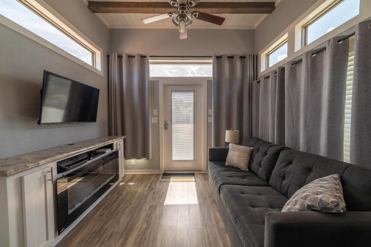 Tiny Upscale Resort Home - carbon neutral hotel in Austin