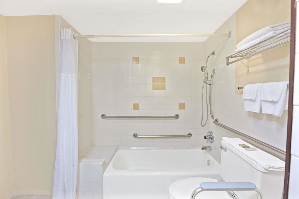 Super 8 by Wyndham Shawnee - photo 20