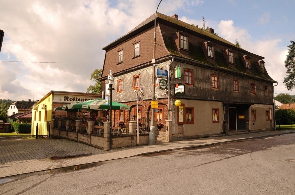 Restaurace a Penzion u Vladaru — hotel in Mikulasovice