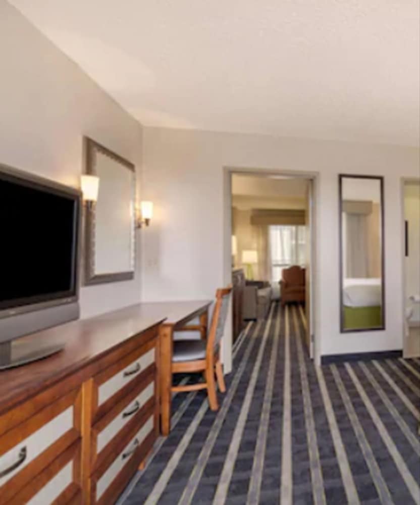 Embassy Suites by Hilton San Francisco Airport Waterfront - photo 10