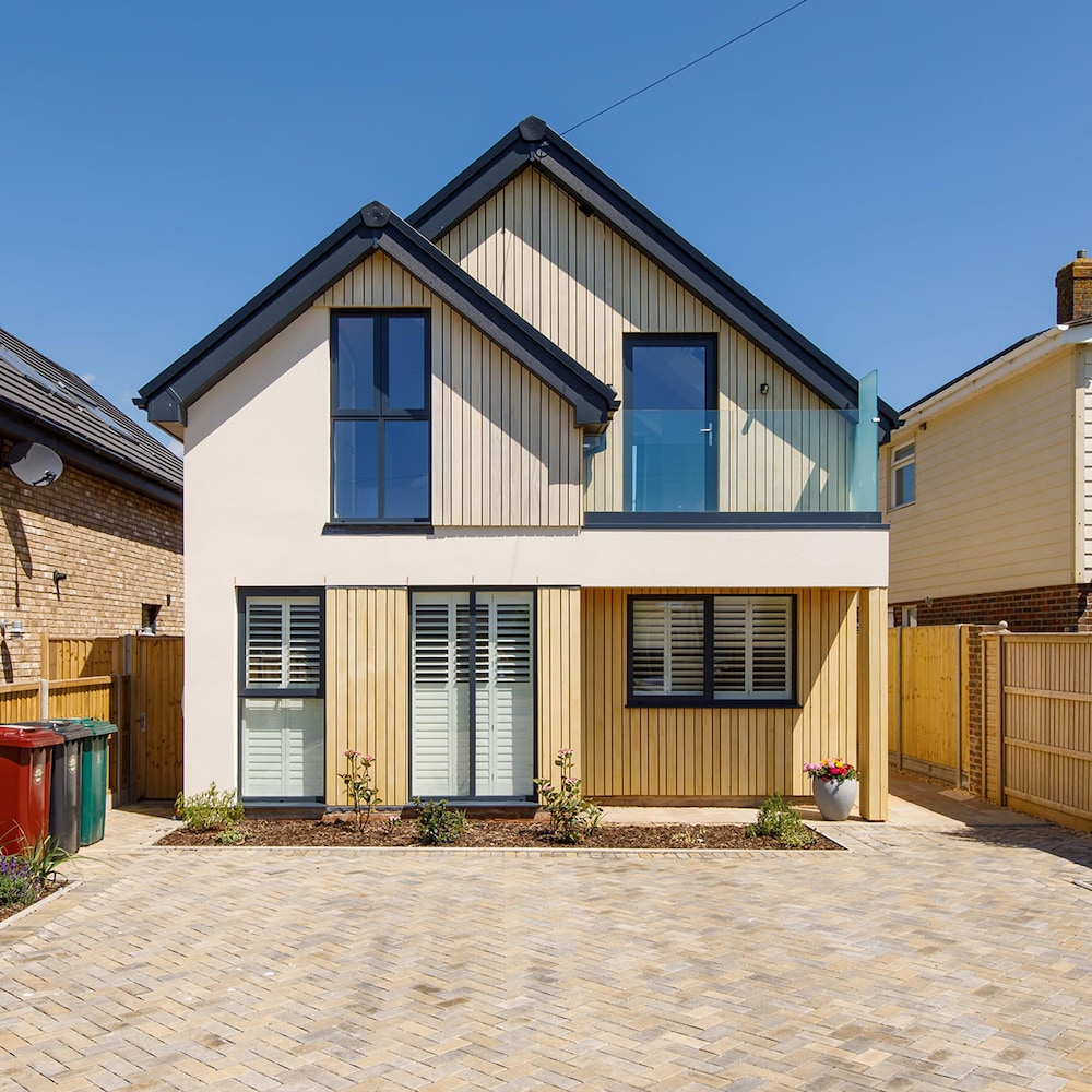 Luxury designer coastal home for 10 with hot tub — 4-Star Luxury Hotel in Chichester, United Kingdom