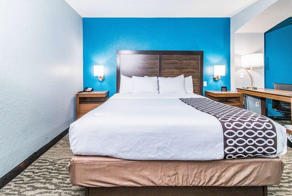 La Quinta Inn & Suites by Wyndham Tomball - photo 17