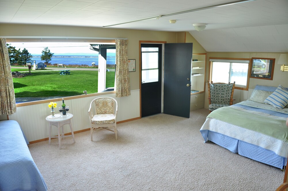 Juan de Fuca Waterfront Hotel & Cottages - photo 2