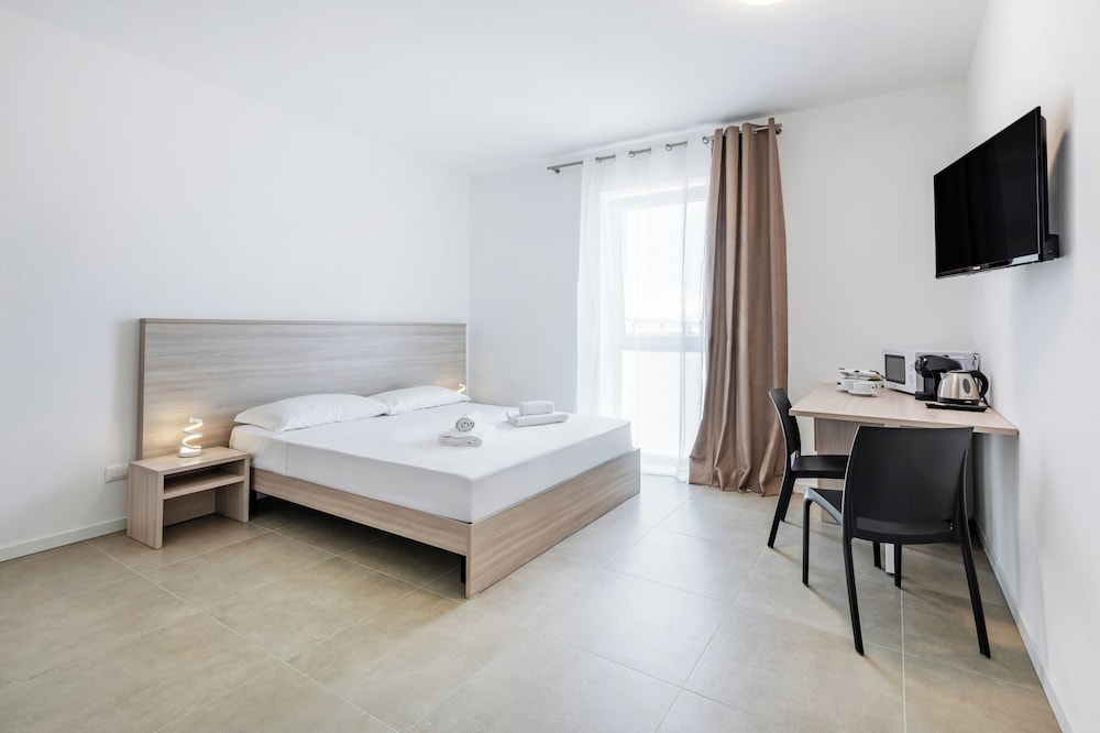 Appia Rooms with Free Parking & Direct Bus to Venice in Mestre, Italy