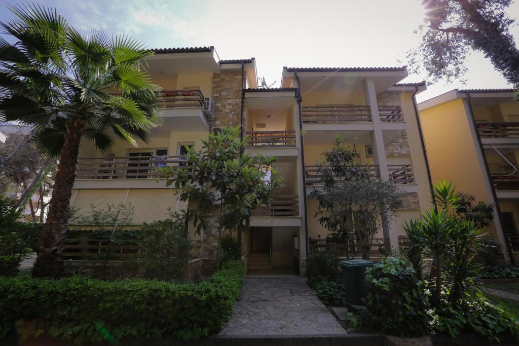Pine Tree Apt w Private Garden 50 m from the Sea — 4-Star Luxury Hotel in Golem, Albania