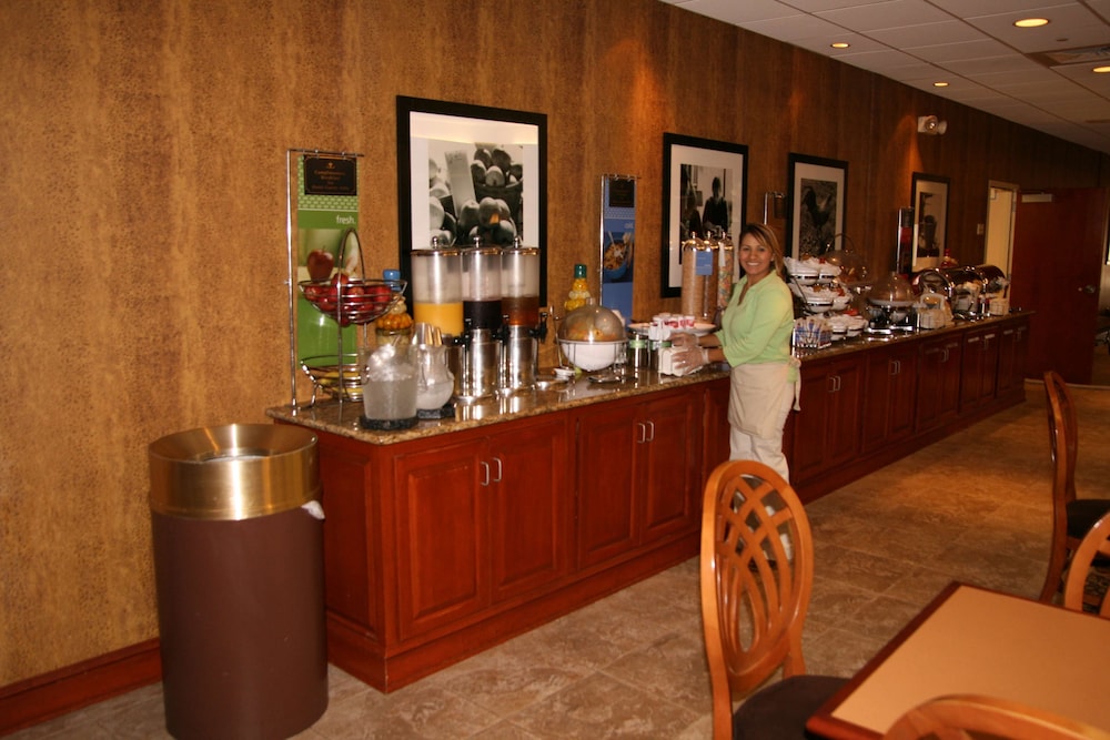 Hampton Inn Woodbridge - photo 35