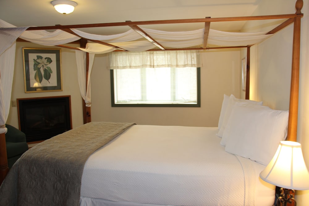 The Vermont Inn - photo 16