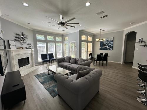 New Spacious 5 bedroom Home for Large Family — 4-Star Luxury Hotel in Garland, United States
