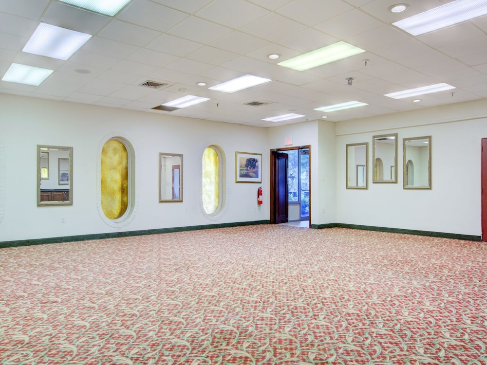 OYO Hotel Dundee By Crystal Lake - photo 43