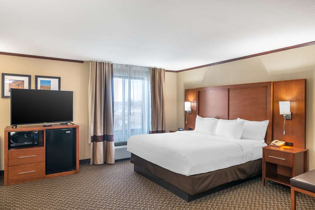 Comfort Suites Manhattan - photo 12