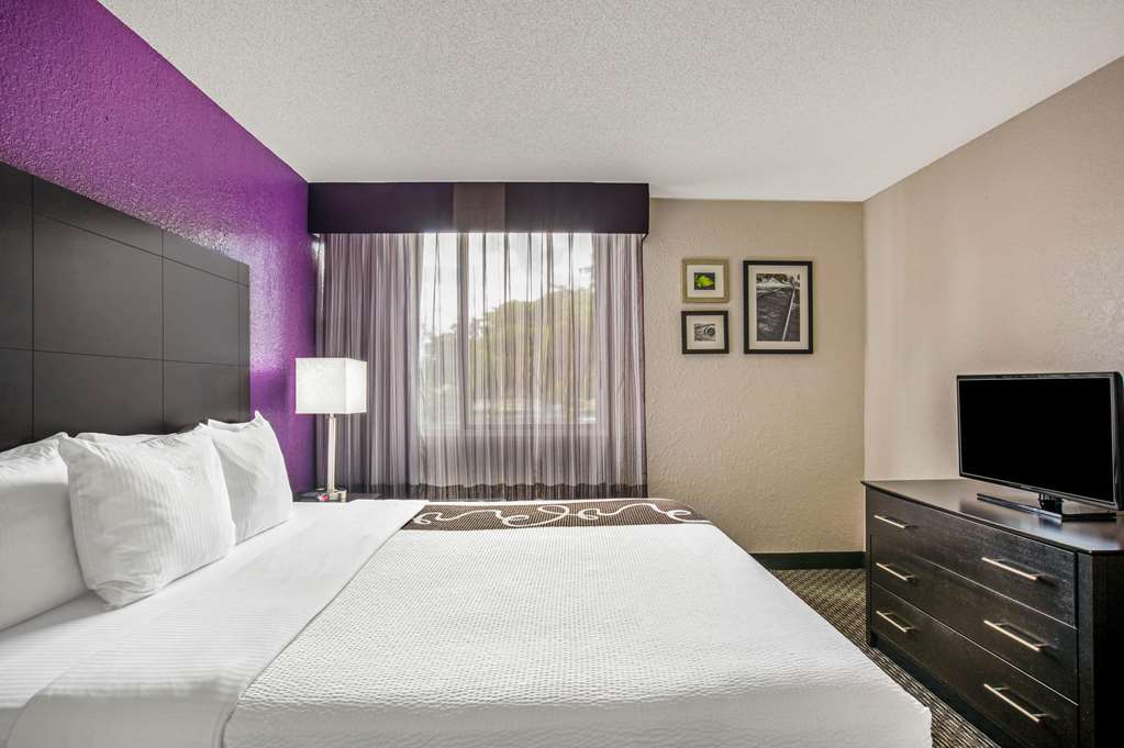 La Quinta Inn & Suites by Wyndham Miami Lakes - photo 24