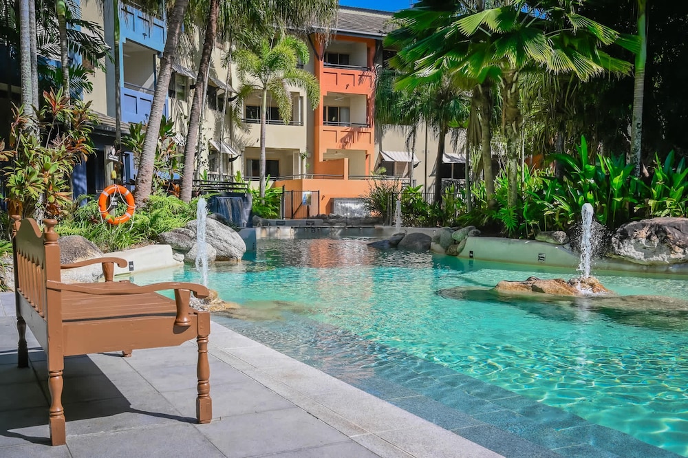 Lux Resort Cairns I 9 Pools Gym & BBQ I free Parking — 4-Star Luxury Hotel in Westcourt, Australia