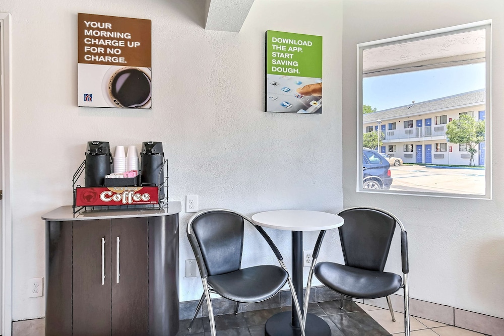 Motel 6 Oakland Airport - photo 27