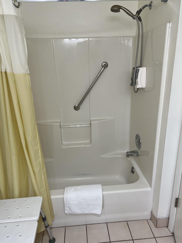 Days Inn by Wyndham Lake Point - photo 18