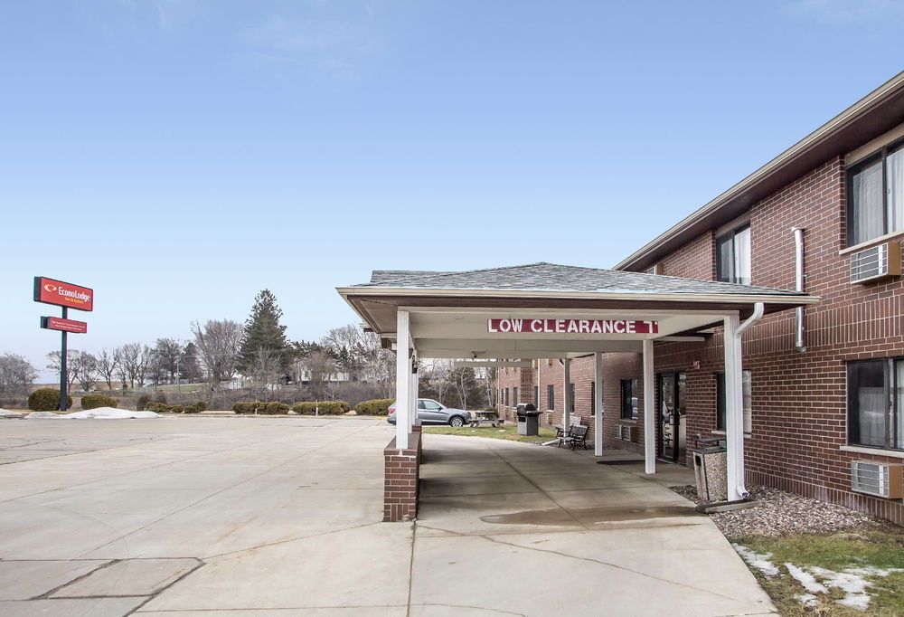Econo Lodge Inn and Suites Dubuque - featured photo