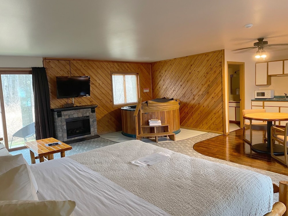 Village Inn on The Lake - photo 4