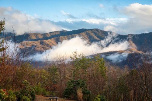 Real Log Cabin With Amazing Views Hot Tub Sauna Games — 4-Star Luxury Hotel in Gatlinburg, United States