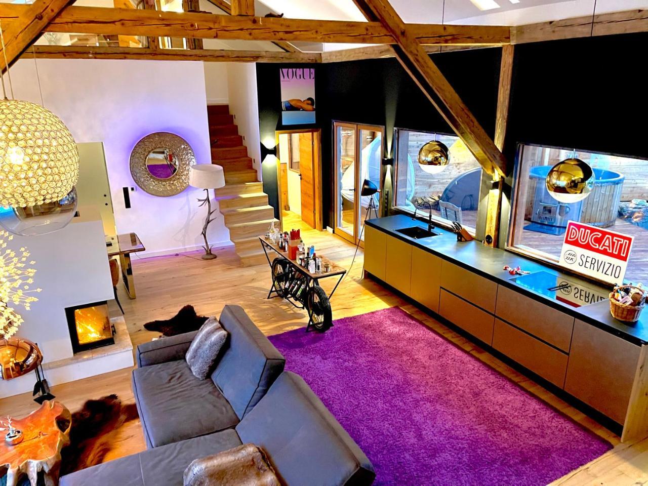 stylische Alpenlounge mit Pool Blockhaus Sauna und Jacuzzi für bis zu 12 Personen — hotel in Bayrischzell