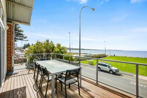 Stunning Townhouse on the Foreshore — 4-Star Luxury Hotel in Victor Harbor, Australia