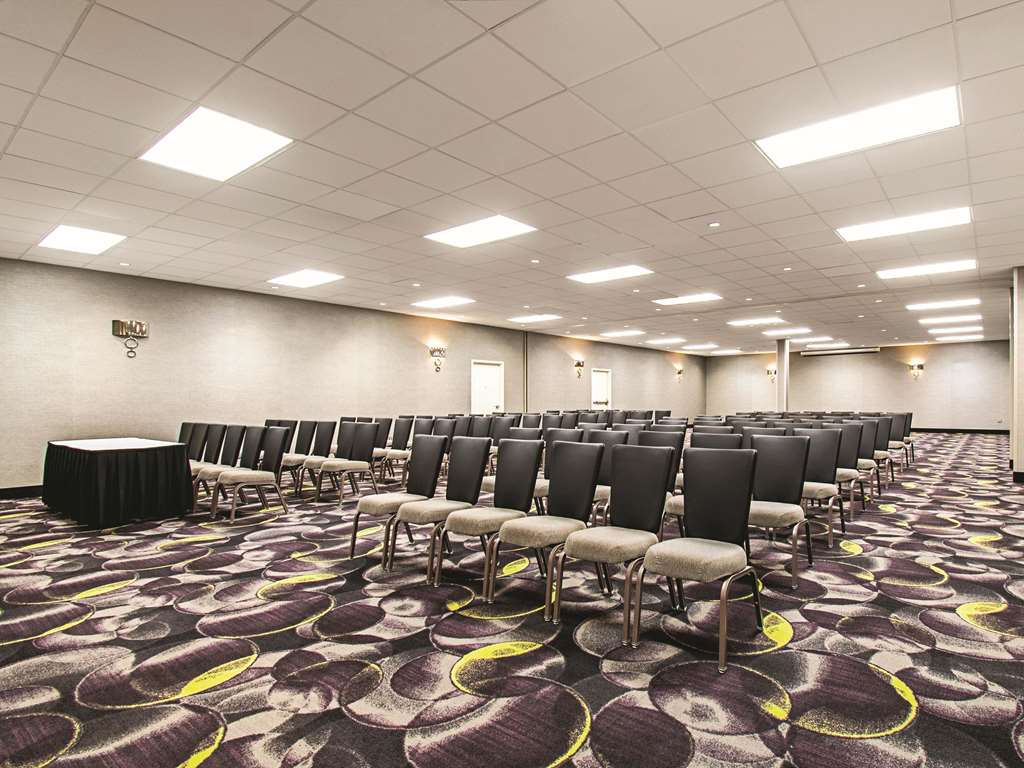 La Quinta Inn & Suites by Wyndham Cincinnati Sharonville - photo 43
