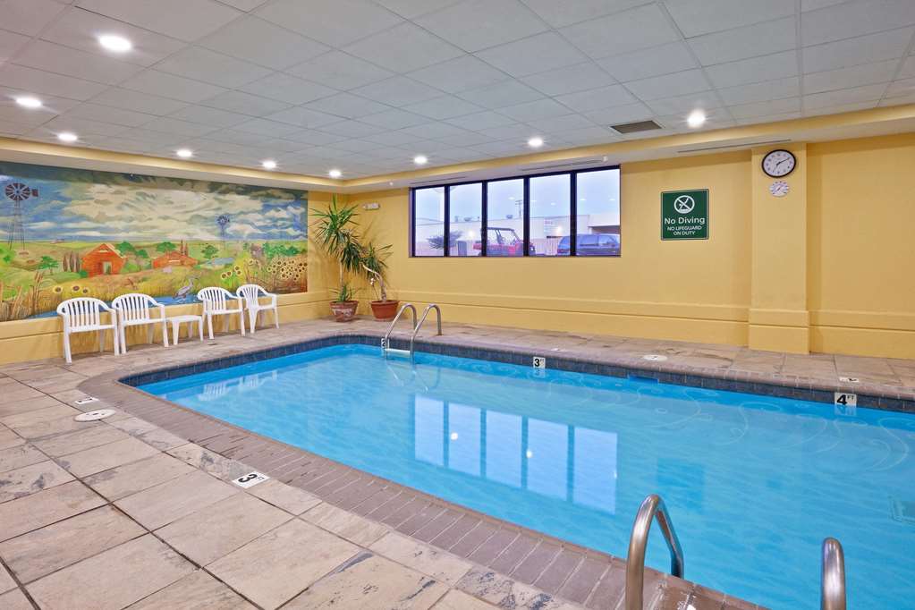 La Quinta Inn & Suites by Wyndham Salina - photo 11