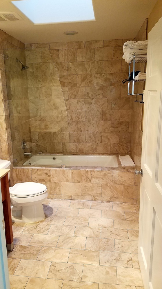 Malibu Country Inn - photo 44
