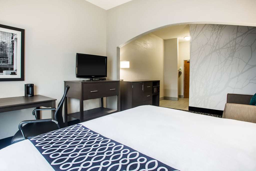 La Quinta Inn & Suites by Wyndham Pontoon Beach - photo 44