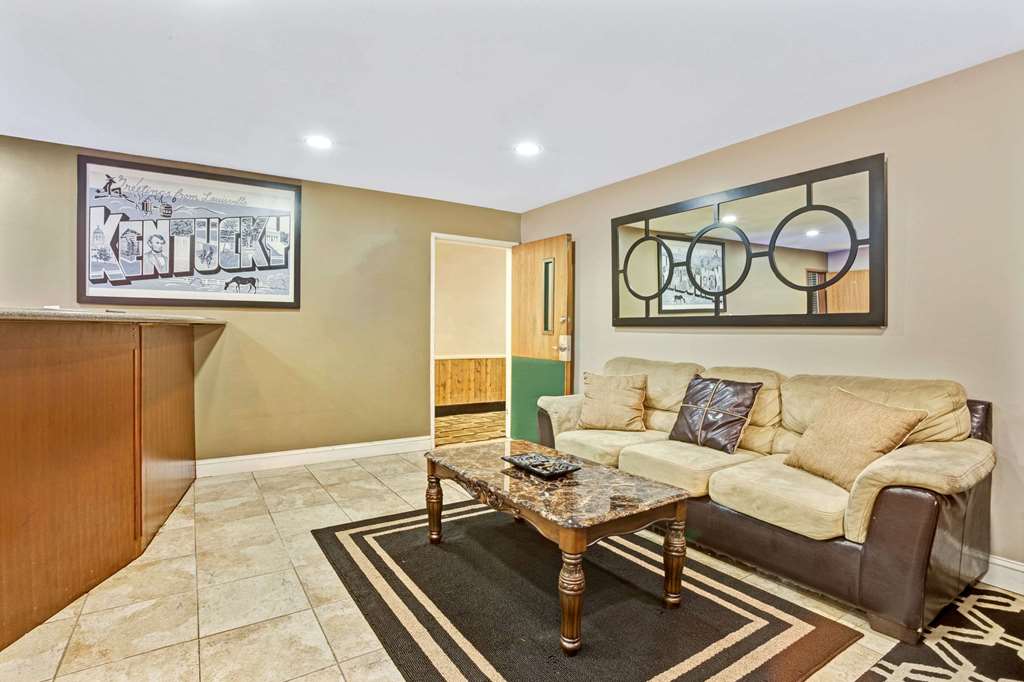 Super 8 by Wyndham Louisville Airport - photo 2