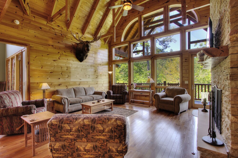 Birds Creek Mansion 650 Six Bedroom Cabin — 4-Star Luxury Hotel in Sevierville, United States