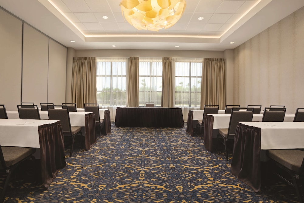 Embassy Suites by Hilton McAllen Convention Center - photo 3